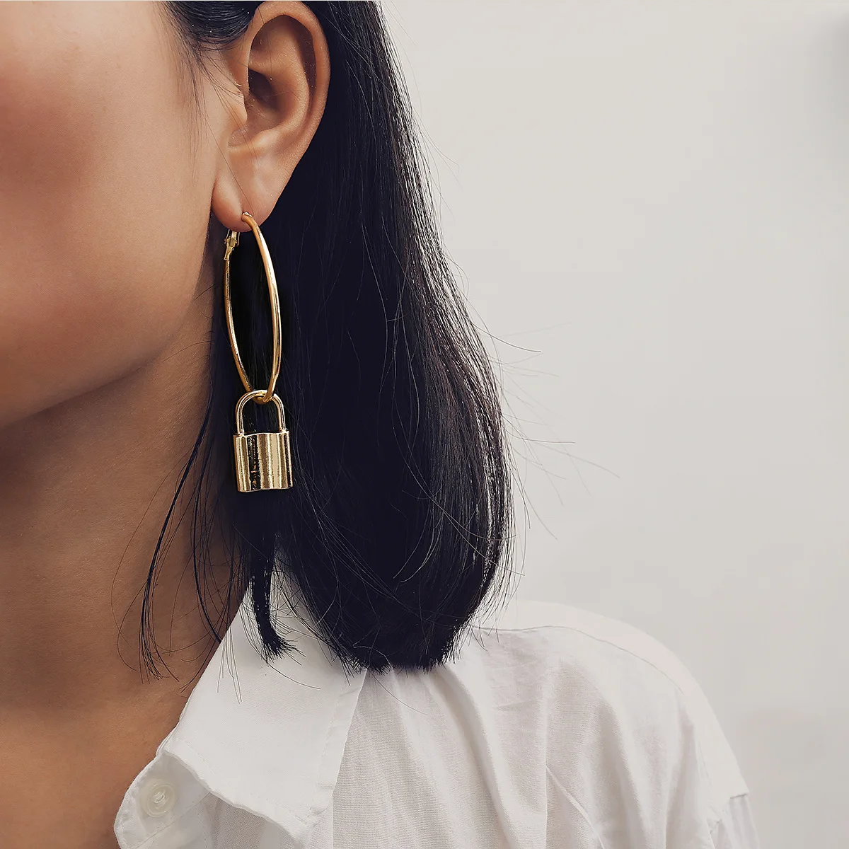 Женские круглые серьги-кольца с навесным замком большие серьги золотого цвета в