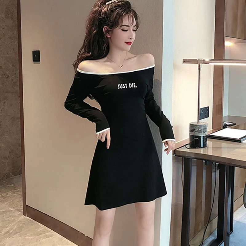 Женское платье с длинным рукавом белое вырезом лодочкой и буквенным принтом в