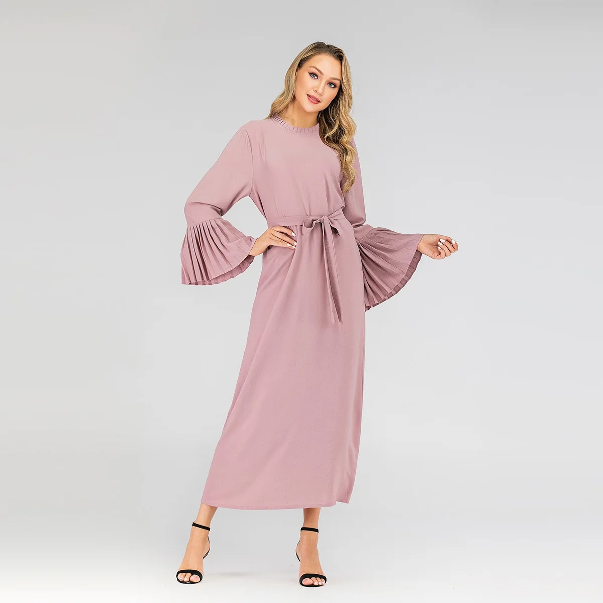 Женское платье с длинным рукавом круглым вырезом и складками в мусульманском