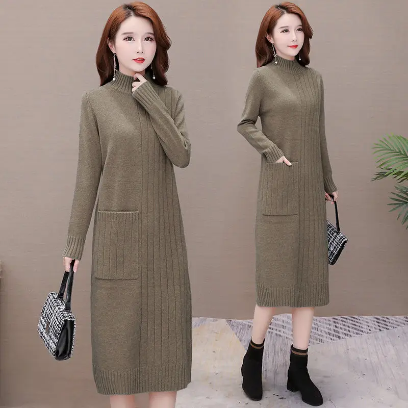 Однотонное платье-свитер в полоску с высоким воротником элегантное прямое