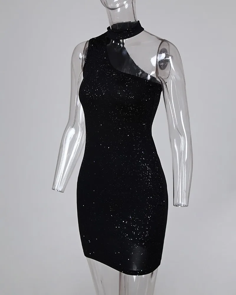 Сексуальное платье с блестками черное косым воротником и открытой спиной