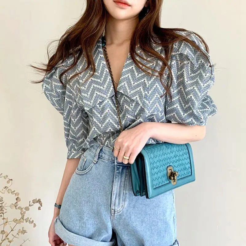 

Шикарная ретро-рубашка в Корейском стиле с геометрическим узором и отворотом, свободная Милая Молодежная рубашка в западном стиле с пышным...