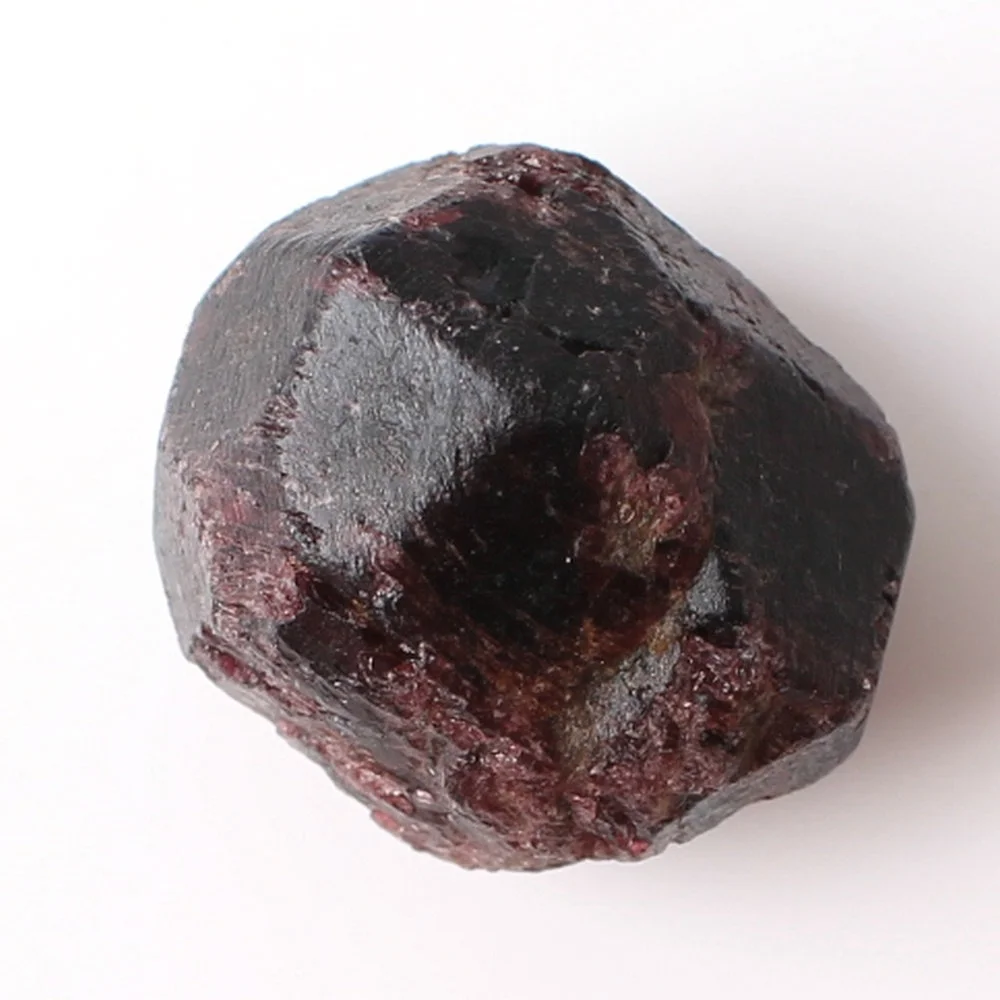 Натуральный кристалл красный гранат шероховатый сырой камень драгоценный