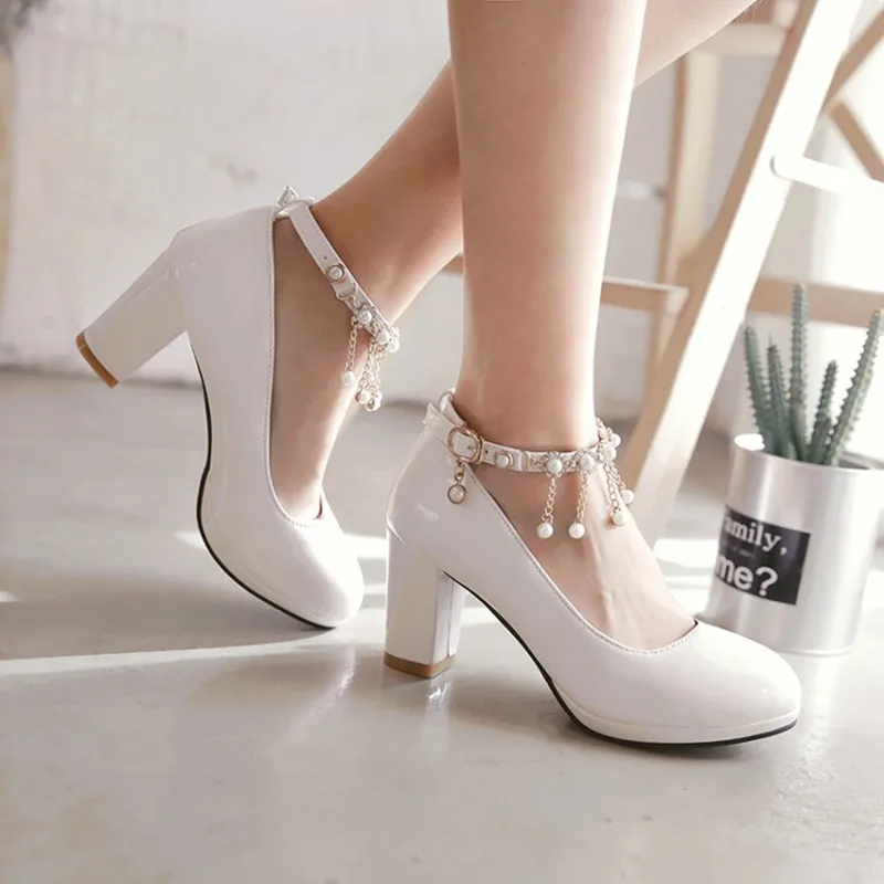

Ochanmeb лакированные кожаные туфли большого размера Женская обувь Стразы с кристаллами жемчужинами цепочками на блочном каблуке Туфли-лодочк...