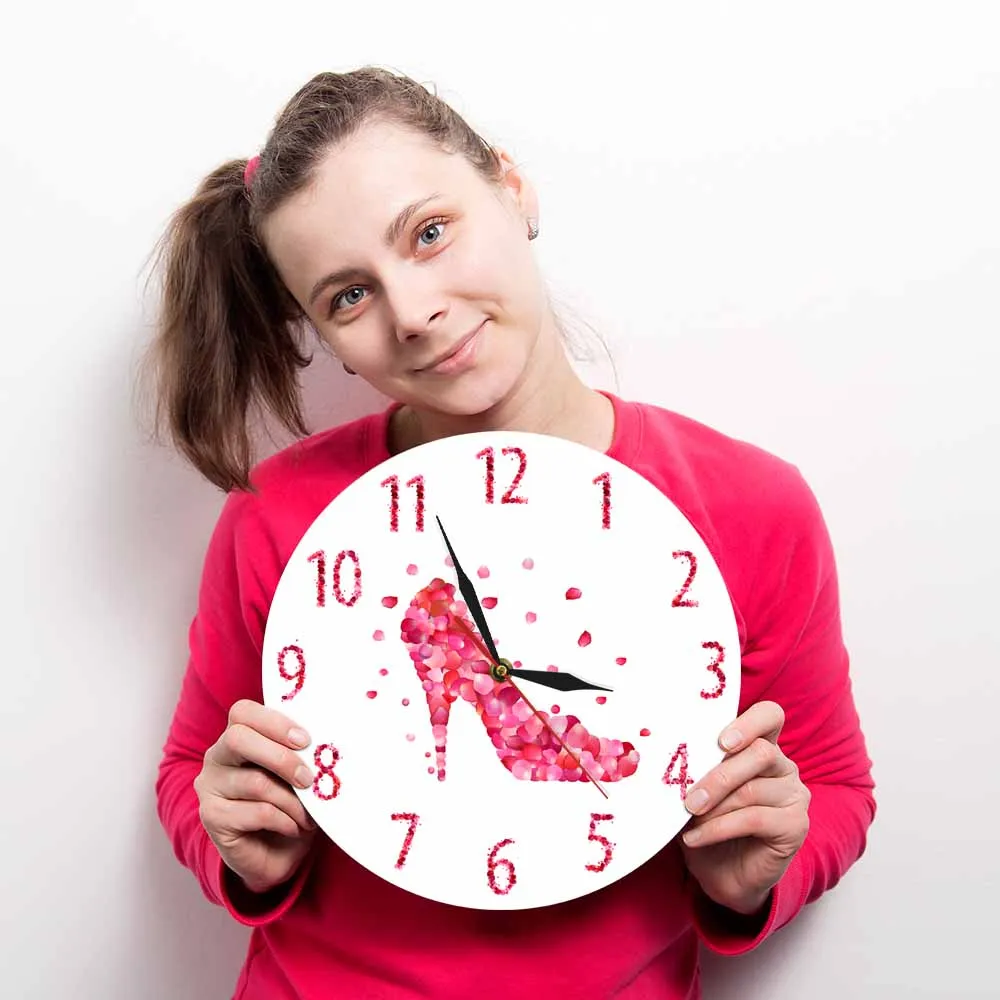 Часы настенные тихие женские на высоком каблуке с розовыми лепестками
