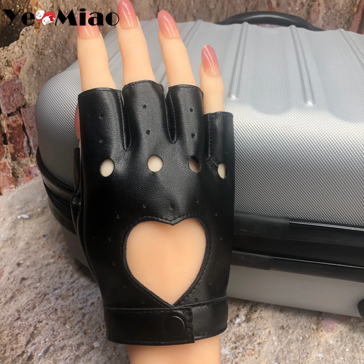 Перчатки женские в стиле панк с сердечками готические рандомные митенки