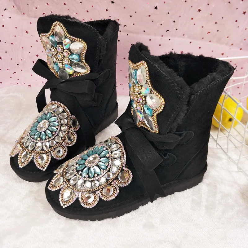 Женские замшевые ботинки со стразами черные на плоской подошве теплая зимняя