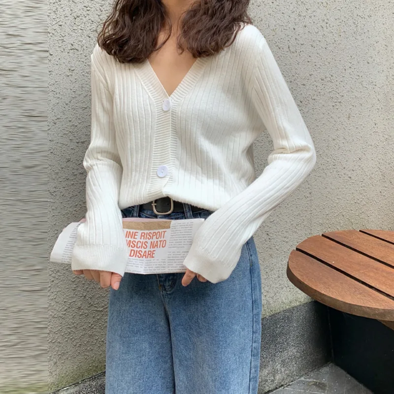 Кардиган женский трикотажный на пуговицах с V-образным вырезом |