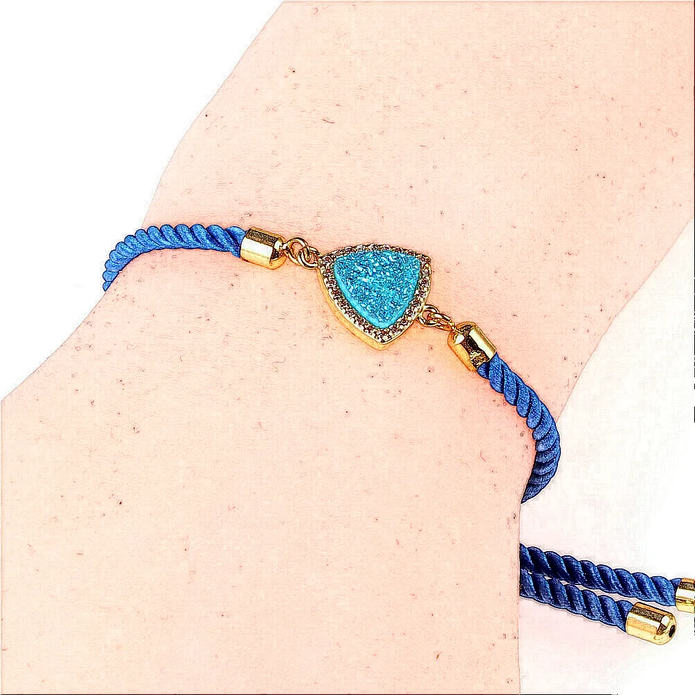 Женский треугольный браслет с фианитами красный на запястье украшенный