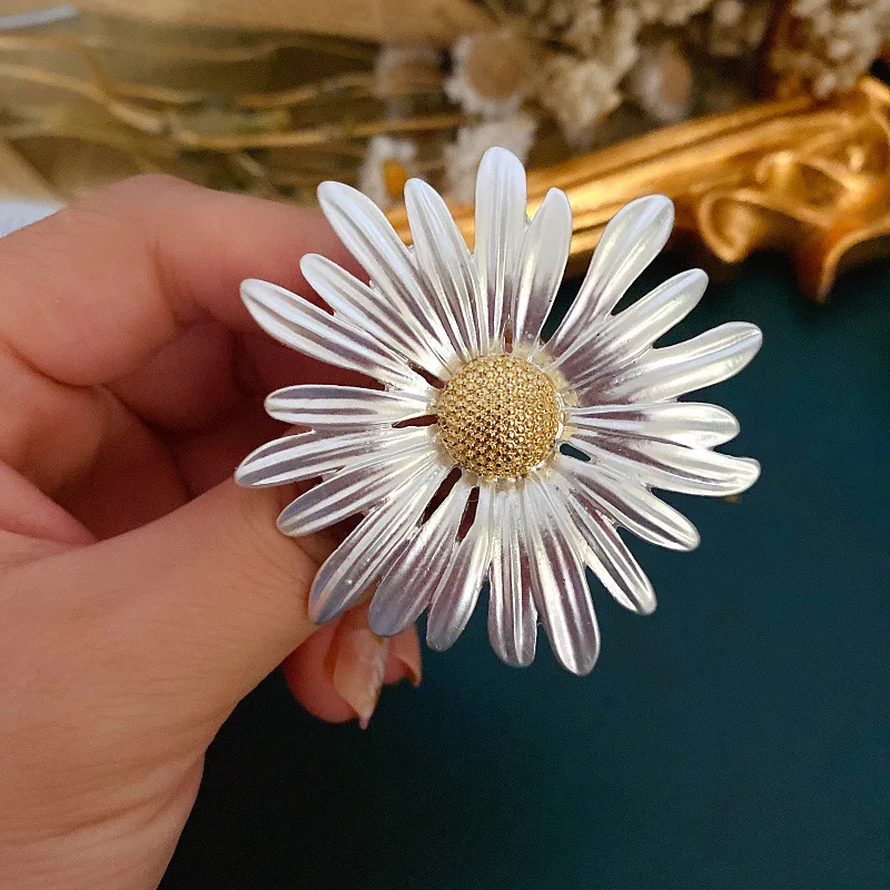 

2020 NEW Elegant Vintage Metal Plant Flowers Daisy Brooch for Women And Man Collar Accessories Couple Jewelry Gifts