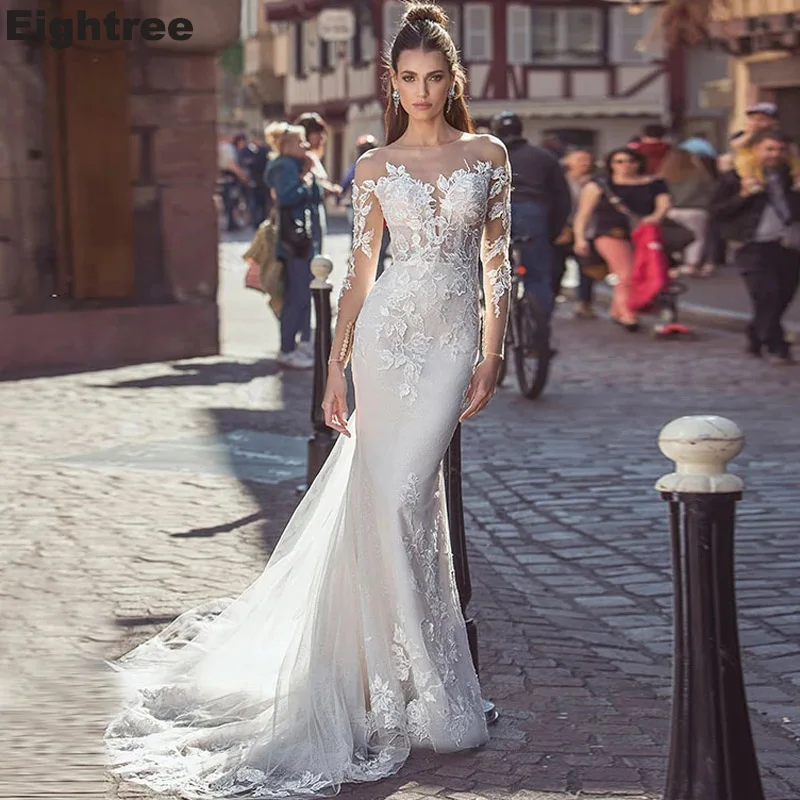 

Платье свадебное с длинным рукавом, круглым вырезом и кружевной аппликацией