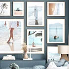 Спокойный пляж Прогулка девушка серфинга волны пальмы цветок стены искусства Печать холст Картина скандинавский плакат Декор картинки для гостиной