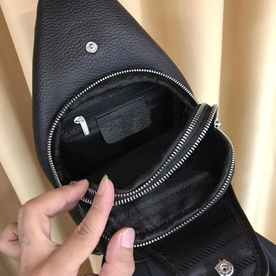 

Men's black leather chest bag fashion leisure outdoor sports waterproof travel portable one-shoulder messenger backpack