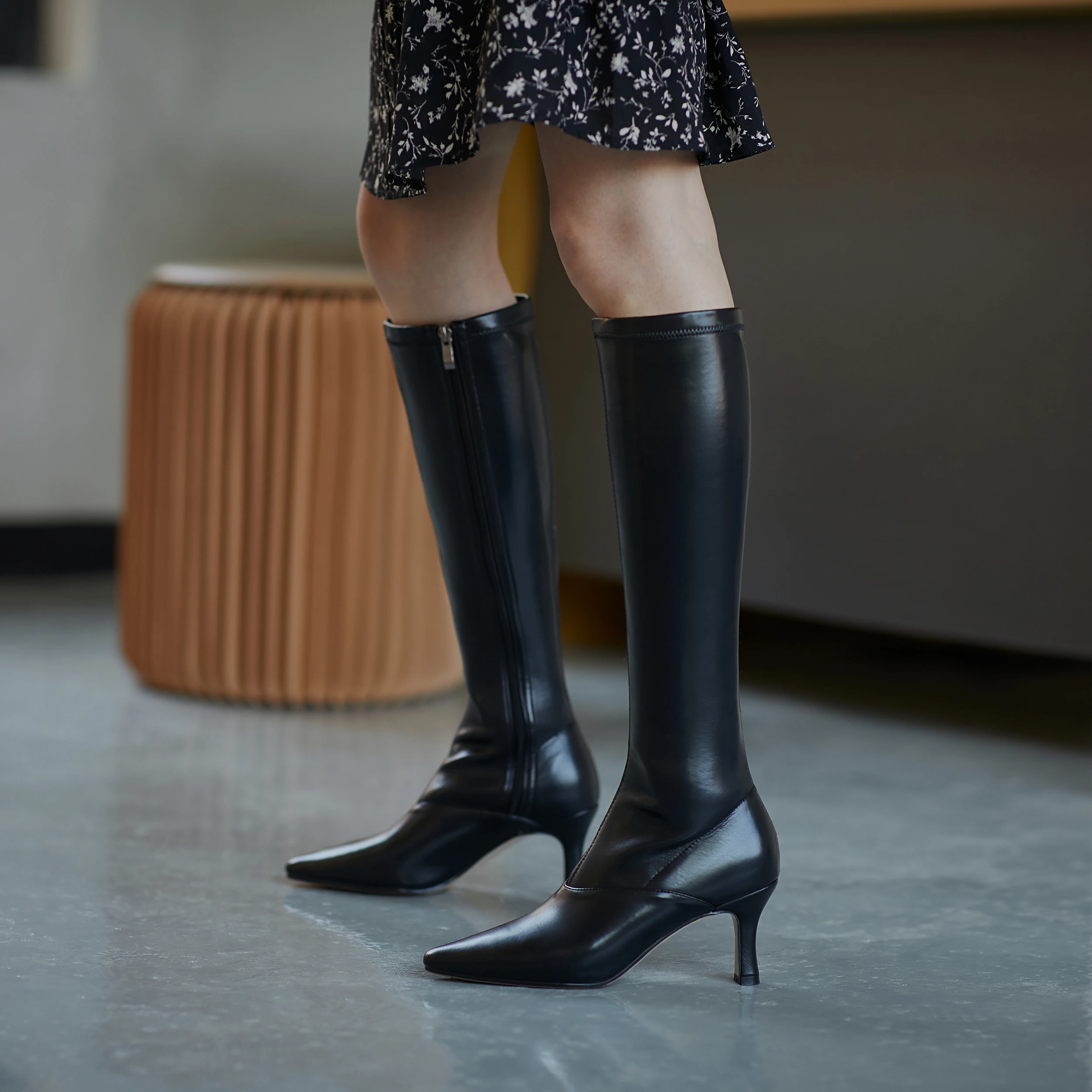 

Ботинки осенне-зимние, обтягивающие, на шпильке, с острым носком, удобные, корейские, 2021