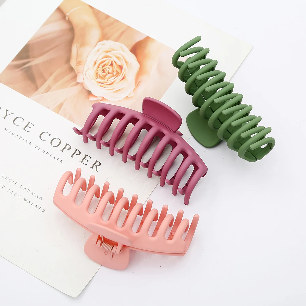 Модные и популярные женские аксессуары для волос простые могут быть сочетаны с