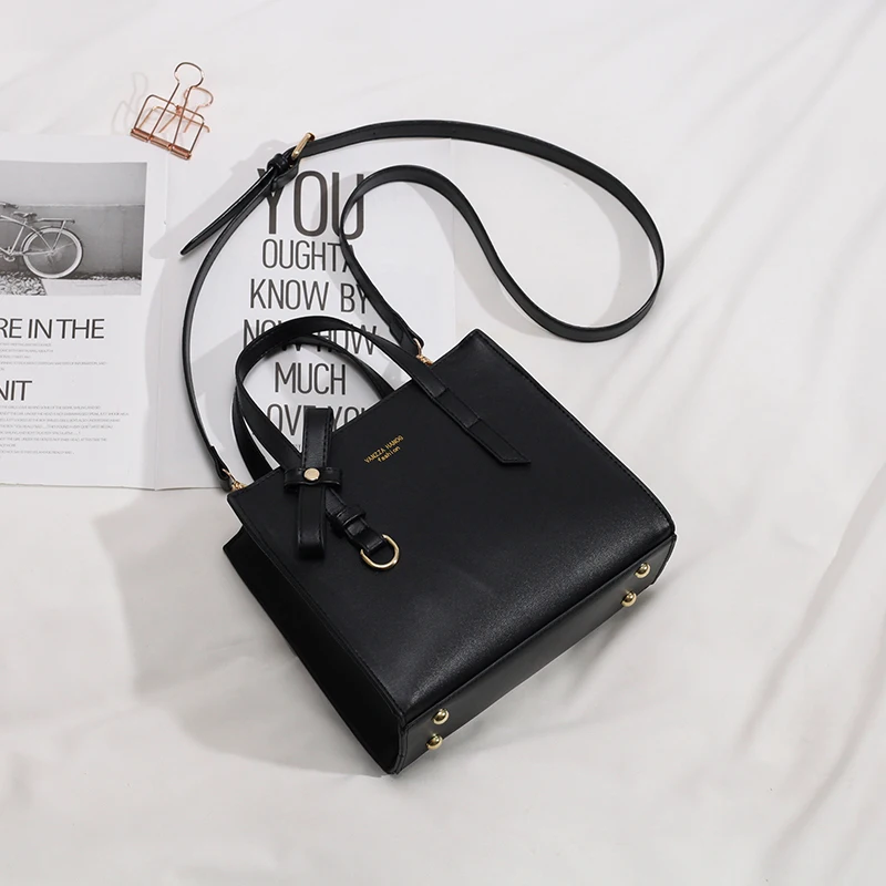 Сумка-мессенджер женская из экокожи саквояж на плечо в деловом стиле черного