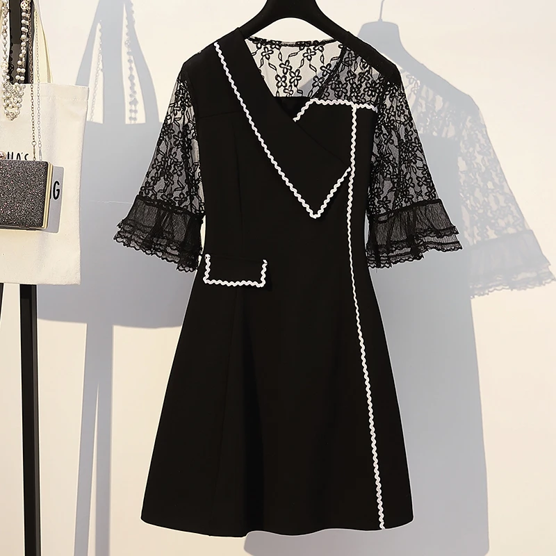 

Мини-платье женское кружевное ТРАПЕЦИЕВИДНОЕ с расклешенным рукавом, батальных размеров