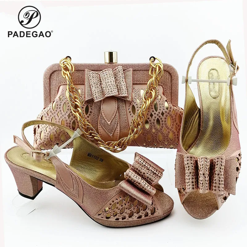 Удобные туфли лодочки на каблуке Босоножки в африканском стиле с сумочкой