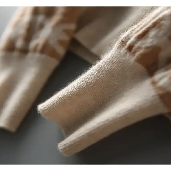 

2020 new shoulder metal button round neck T-shirt autumn and winter women's bottom coat