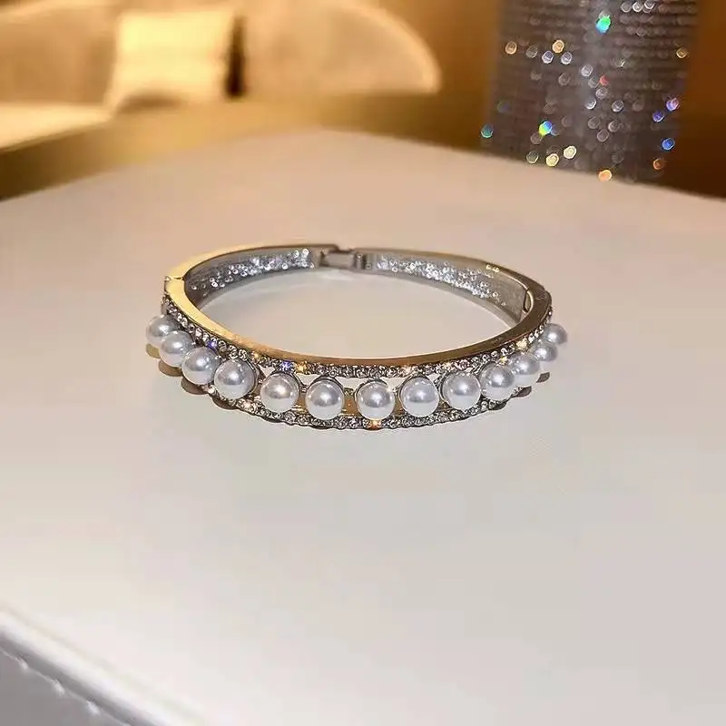 

Браслет в стиле ретро с бриллиантами и искусственным жемчугом