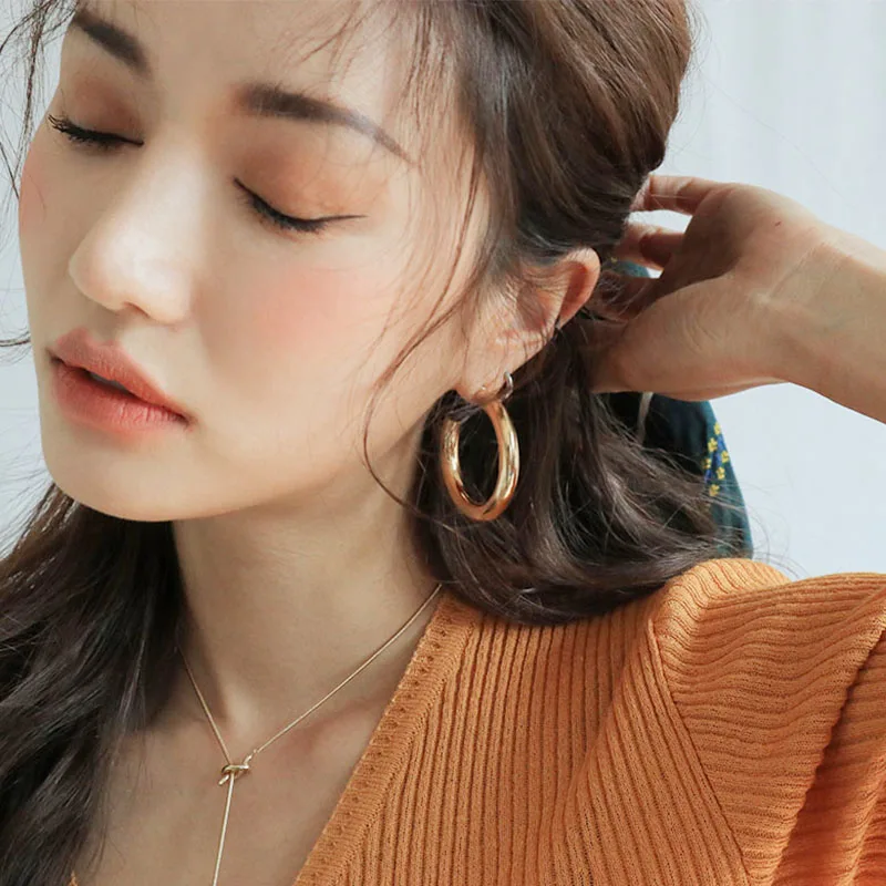 Простые элегантные круглые серьги-кольца короткие серьги универсальные в стиле