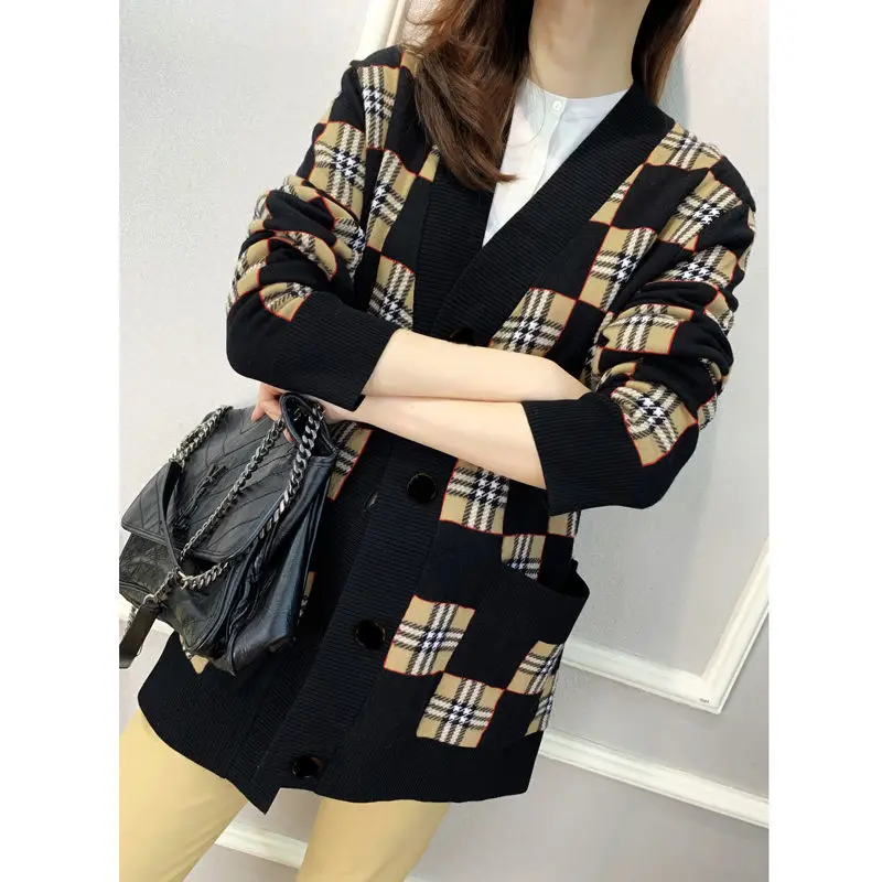 

Classic V-neck loose knit sweater