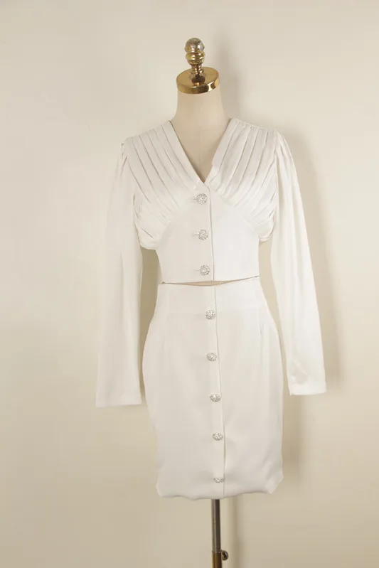 Элегантный атласный укороченный топ с v-образным вырезом и алмазной пряжкой