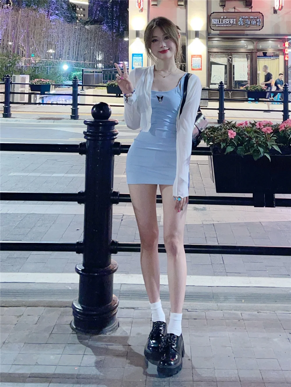 Синее приталенное платье вязаное на бретелях белая Солнцезащитная рубашка с