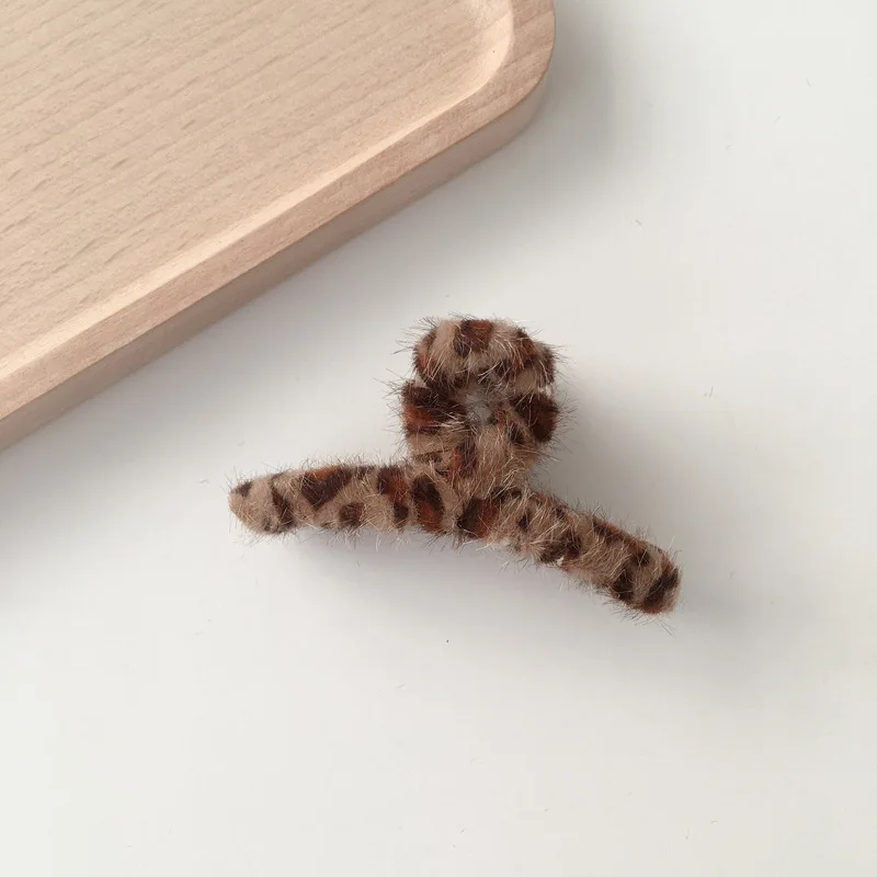 

New Women Leopard Print Hair Claws Hair Accessories Fashion Barrettes Clips Geometric Hollow Hairpins Girls Hairgrip Headwear