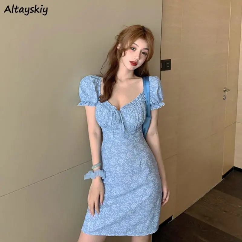 

Женское элегантное приталенное мини-платье с коротким рукавом-фонариком и V-образным вырезом