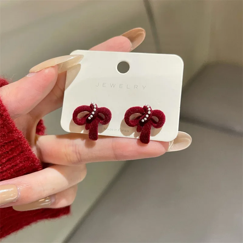 

Temperament New Winter Pearls Cuff Earrings Bowknot Velvet Red Piercing Earrings Women Jewelry
