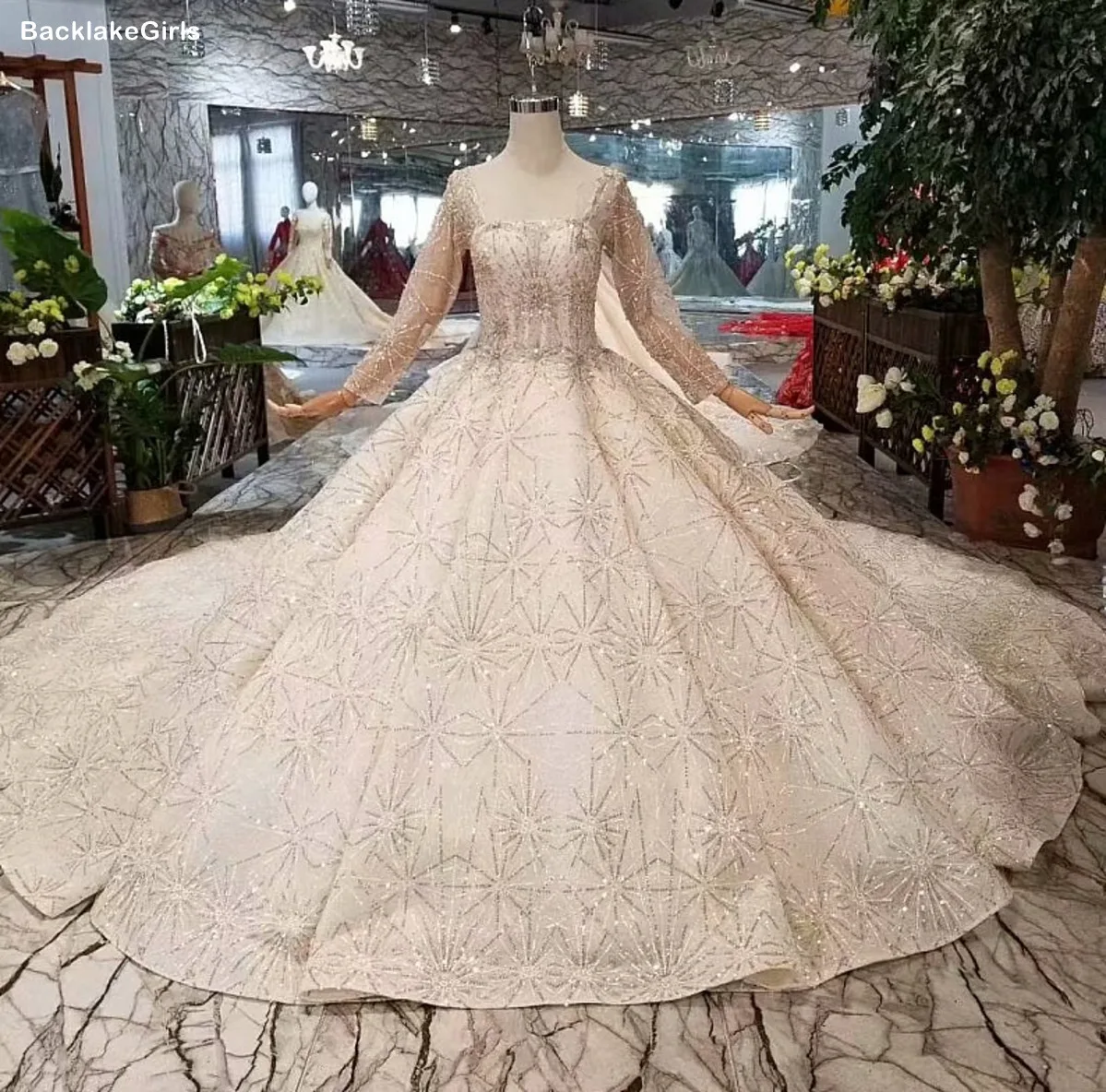 Свадебное платье с блестками круглым вырезом и длинным рукавом украшенное