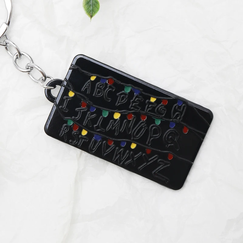 Брелок для ключей подвеска значок с надписью очень странные дела | Украшения и