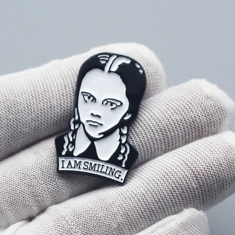 Интересная металлическая эмалированная брошь в стиле ретро с изображением