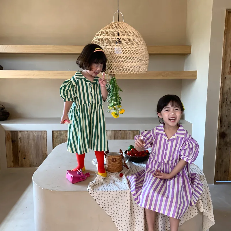 

2021 одежда для маленьких девочек, корейское платье с вертикальными полосками и рукавами-фонариками для девочек, летние милые платья для дево...