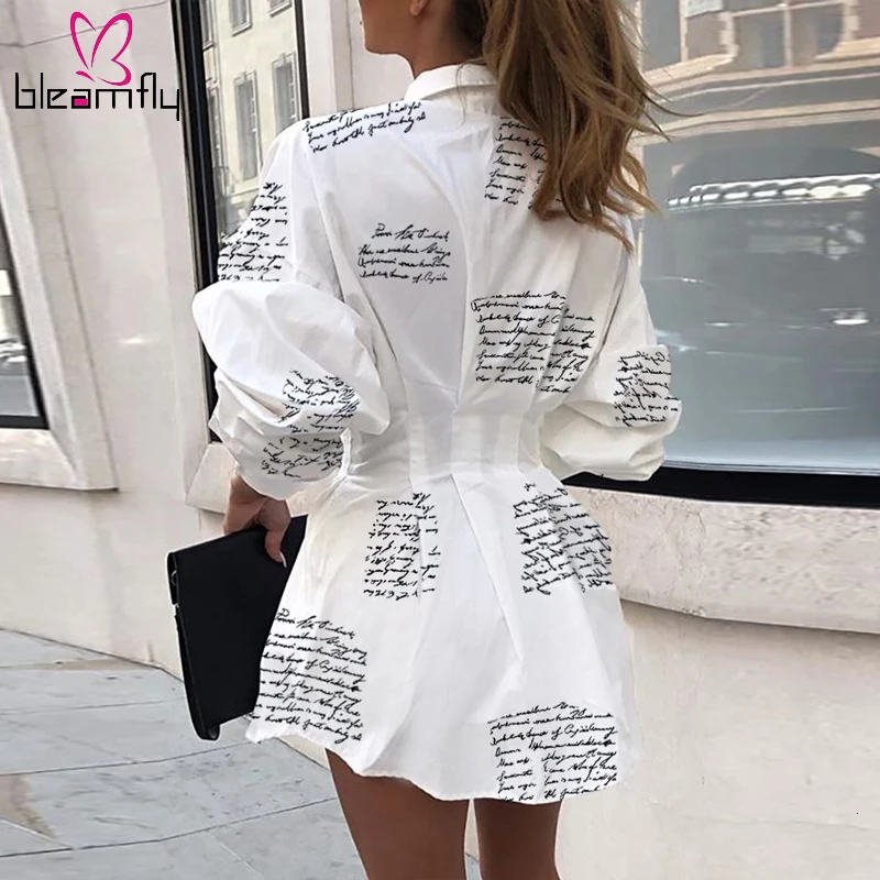 Женское платье рубашка с отложным воротником и буквенным принтом длинным