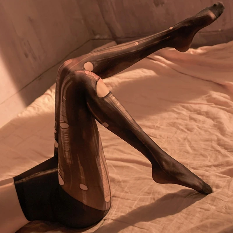 Женские пикантные мягкие тонкие чулки кокетливые могут порвать и разрушить