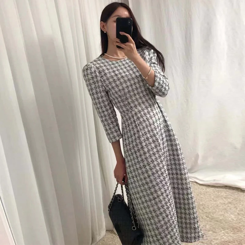 Женское платье средней длины с круглым вырезом плиссированным поясом и рукавом