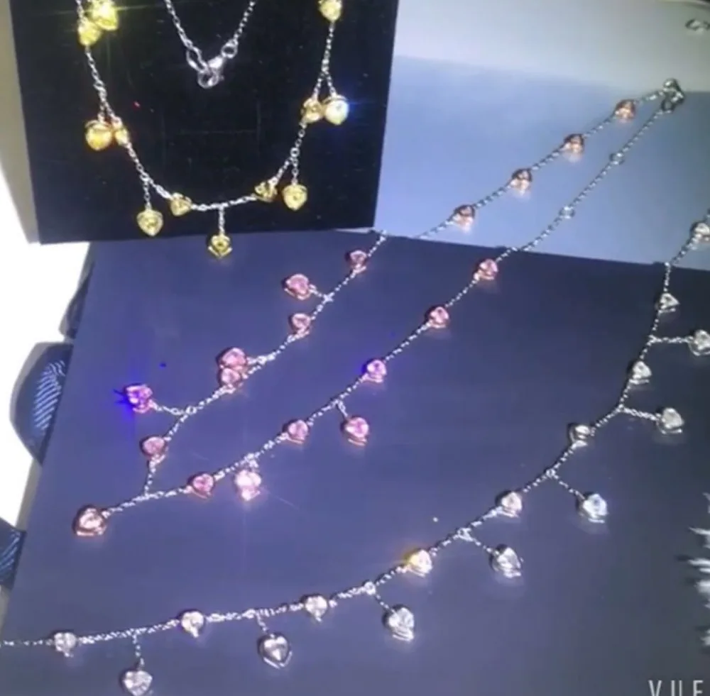 Цветовая гамма розовый и голубой капля золотистого цвета с украшением в виде