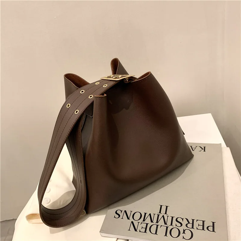 

European and American Retro Ladies Big Bag 2021new Fashion Net Red Solid Color Bucket Bag Korean Version of Simple Messenger Bag