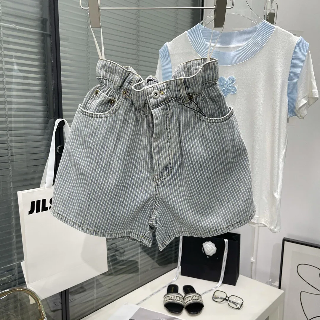 

Новые женские джинсовые шорты в Вертикальную Полоску являются универсальными, с широкими дужками и эластичным поясом