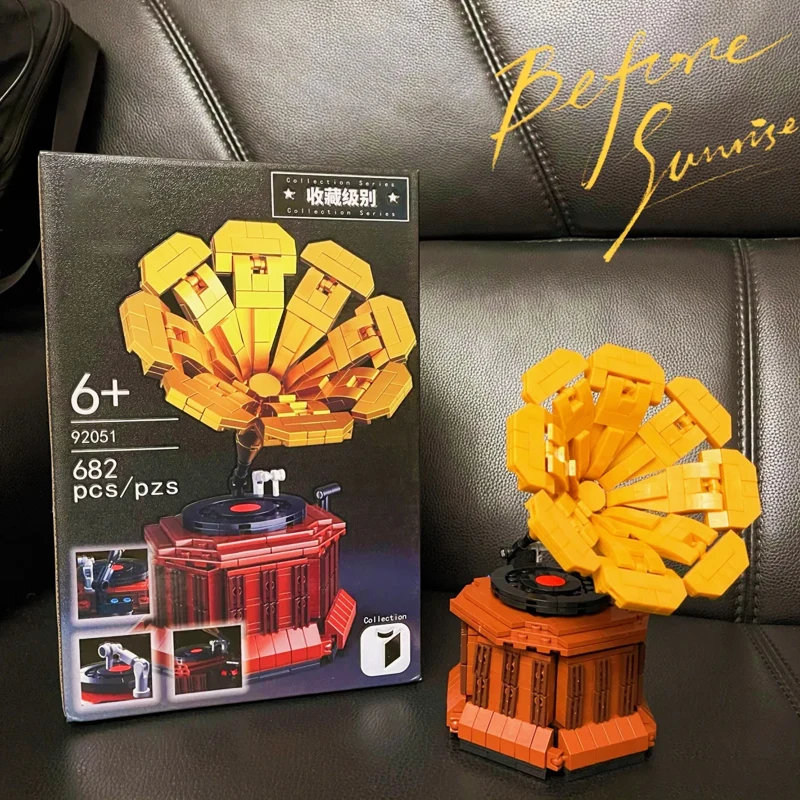 

Creator Series 18 Phonograph Building Block Brick Retro musical Instrument Modle Classic Radio Toy For Boy Birthday Gift 682PCS