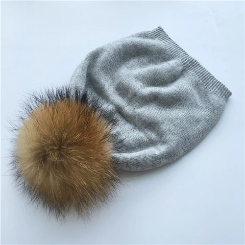 Light grey natural Вязаная шапка из натурального меха енота с помпонами, женские шапки бини, кашемировая зимняя шапка, Женская хлопковая шапка Skullies, шерстяная шапка - Цвет: Light grey natural