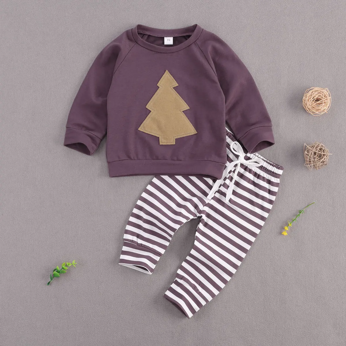

Детский комплект Emmababy из двух предметов, топ с круглым вырезом и длинным рукавом с рождественской елкой, брюки в полоску с эластичным поясом...