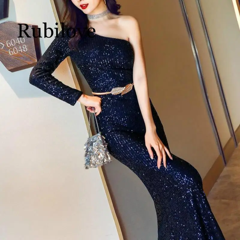 Женское длинное облегающее платье с одним открытым плечом и длинным