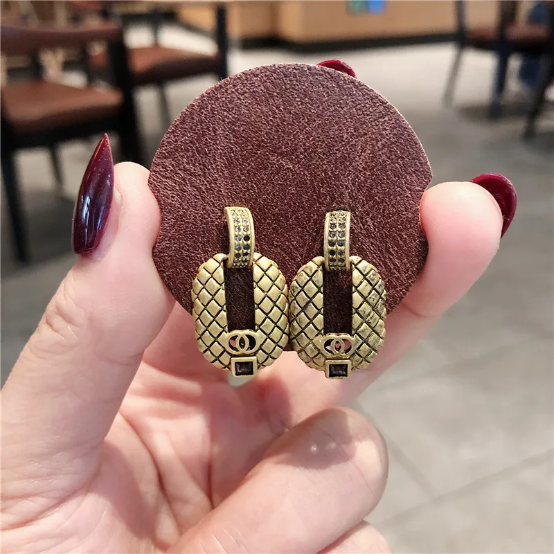 

2021 Hot New Retro Gold Black Earrings Letter O Fashion Lady Woman Hollow Diamond Exaggerated Exquisite Earring Jewellery