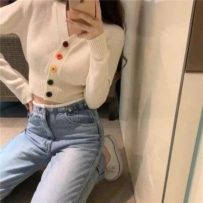 Женский облегающий короткий топ с v-образным вырезом и цветными пуговицами