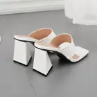 2021 Новинка; Летние шлепанцы для женщин Лакированная кожа красного и зеленого цвета сандалии с квадратным носком на толстой подошве; Вьетнамки на высоком каблуке; Вечерние туфли