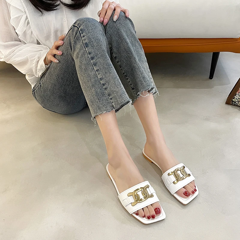 

2021 Summer Slippers Women Outdoor Casual Flat Ladies Fashion Metal Decoration Female Shoes Open Toe Lady Shoes Large Size 41 42