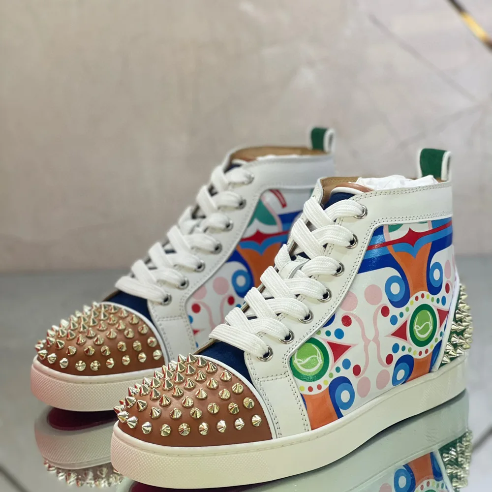 

High Top Red Bottom White Geometry Graffiti Leather Shoes For Men Spikes Casual Flats Loafers Gold Rivet Toecap Ladies Sneakers